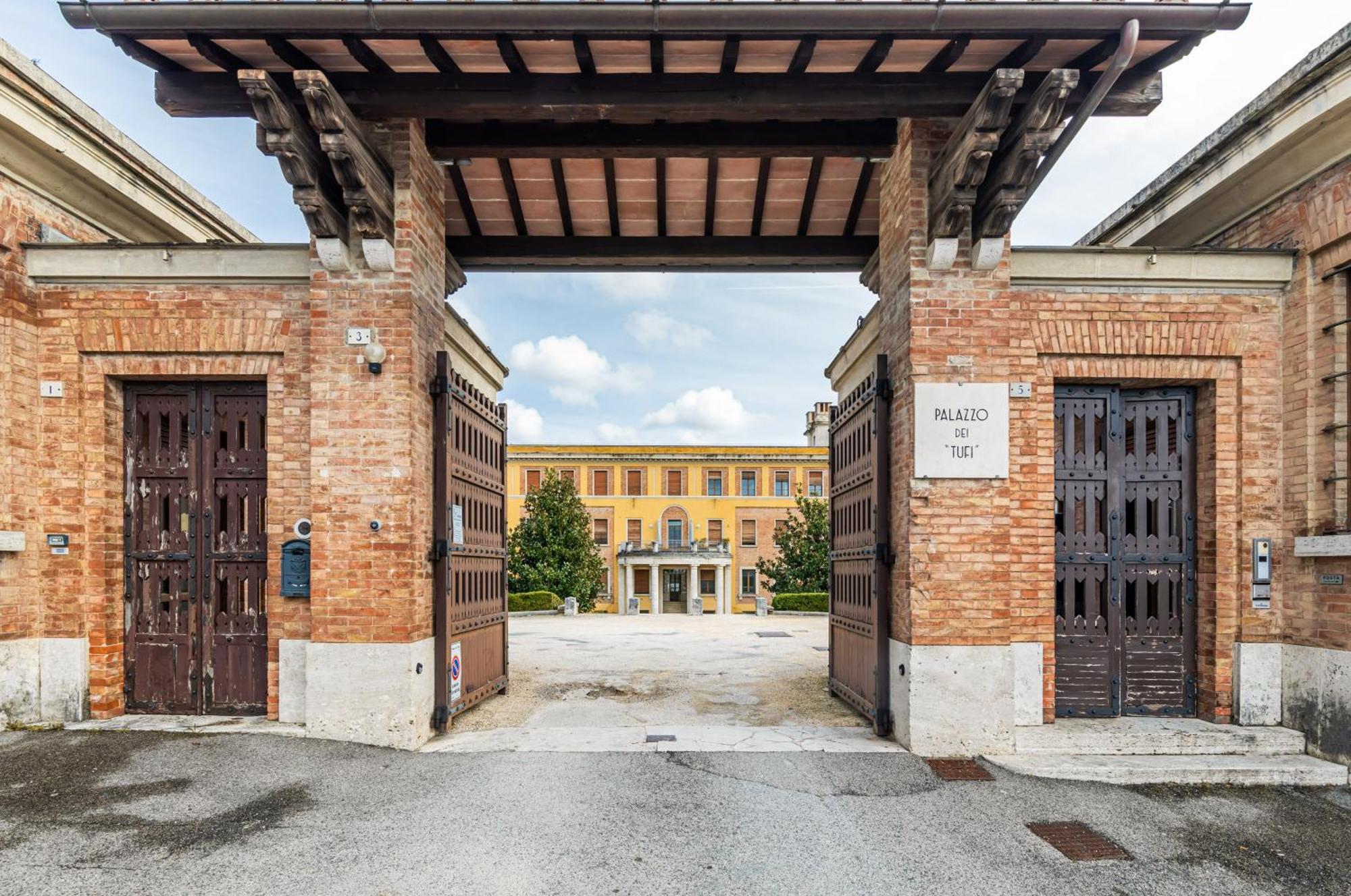Porta Tufi Luxury Apartment With Private Parking! シエーナ エクステリア 写真